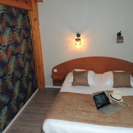 Logis Hotel Les 3 Marchands 브레쉬르 외부 사진