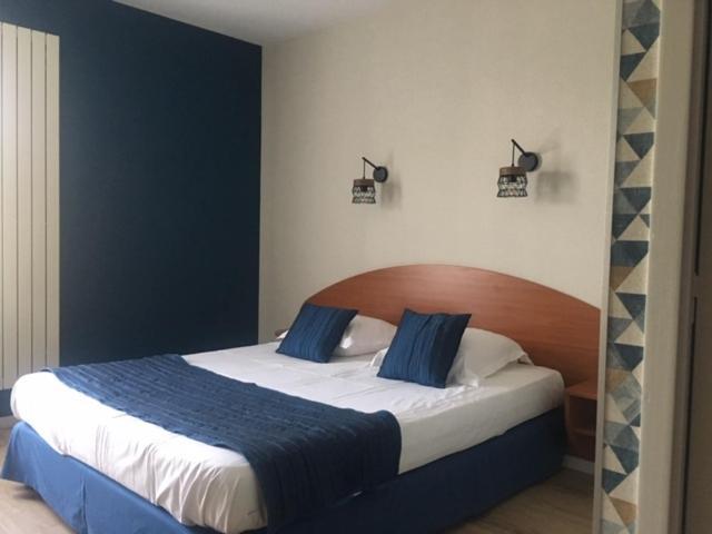 Logis Hotel Les 3 Marchands 브레쉬르 외부 사진