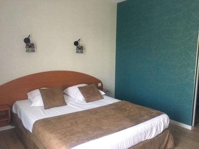 Logis Hotel Les 3 Marchands 브레쉬르 외부 사진