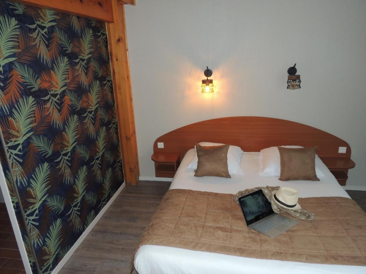 Logis Hotel Les 3 Marchands 브레쉬르 외부 사진